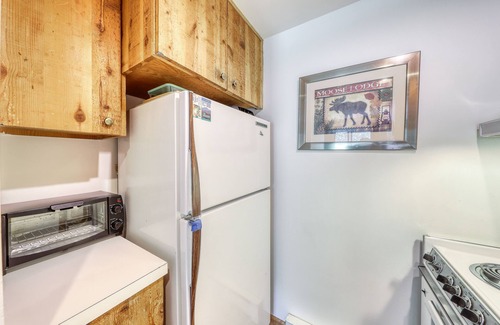 Waitsfield Condo | Ski-in/out condo with pool, hot tub, game room, mountain view, & fireplace