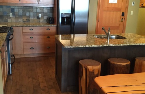Rossland Condo | *SKI IN/OUT SLOPESIDE LUXURY PENTHOUSE ON RED MOUNTAIN*HOT TUB* MOUNTAIN VIEWS*