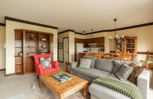 Mont-Tremblant Condo | SKI in/out Tremblant Vue Lac + Montagne Foyer