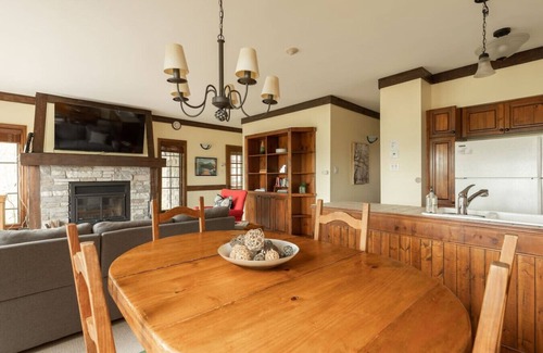 Mont-Tremblant Condo | SKI in/out Tremblant Vue Lac + Montagne Foyer