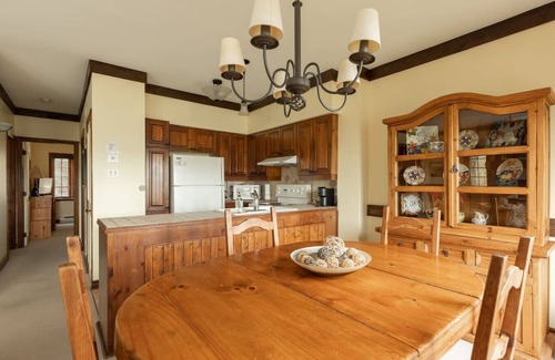 Mont-Tremblant Condo | SKI in/out Tremblant Vue Lac + Montagne Foyer
