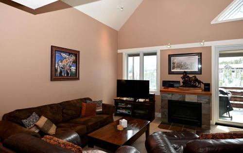 Saddle Ridge House | Ski-In/Ski-Out Luxury Cabin Rental with Incredible Views in Big Sky