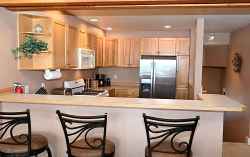 Saddle Ridge House | Ski-In/Ski-Out Luxury Cabin Rental with Incredible Views in Big Sky