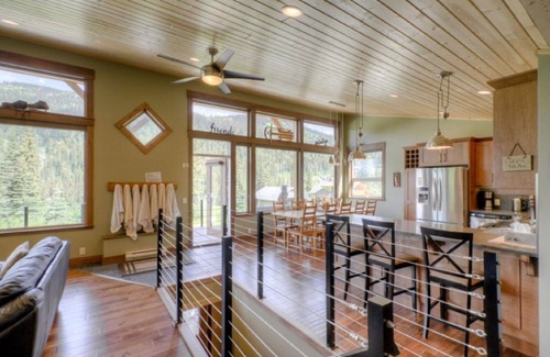 Fairways Ski Chalet | "Ski in-Shuttle out" Altitude Chalet, Hot Tub, Mtn Views, close to village,