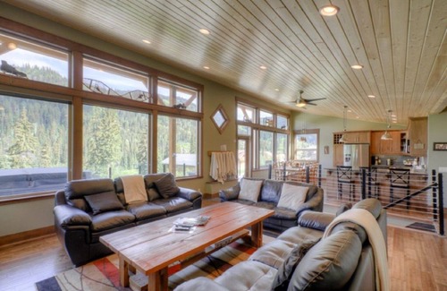 Fairways Ski Chalet | "Ski in-Shuttle out" Altitude Chalet, Hot Tub, Mtn Views, close to village,