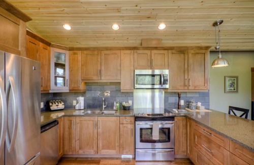 Fairways Ski Chalet | "Ski in-Shuttle out" Altitude Chalet, Hot Tub, Mtn Views, close to village,
