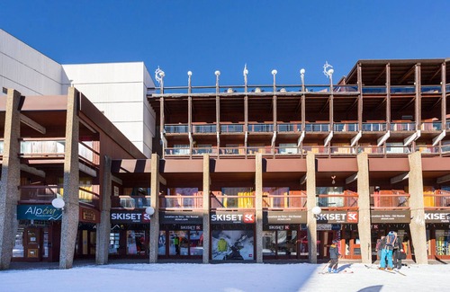 Arc-2000 Apartment | Ski-In/Ski-Out Renovated Apartment · South-Facing Balcony · Sleeps 8