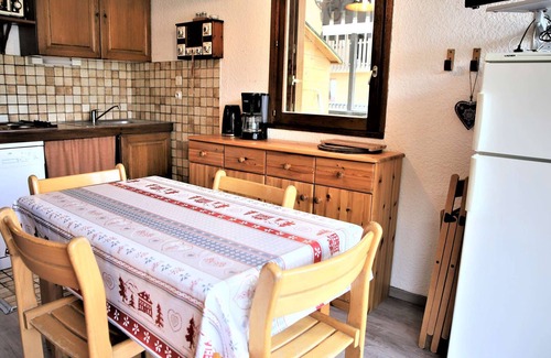 Auris Apartment | Ski-In/Ski-Out 2-Bedroom Apartment with Balcony & Stunning Views in Auris-en-Oisans