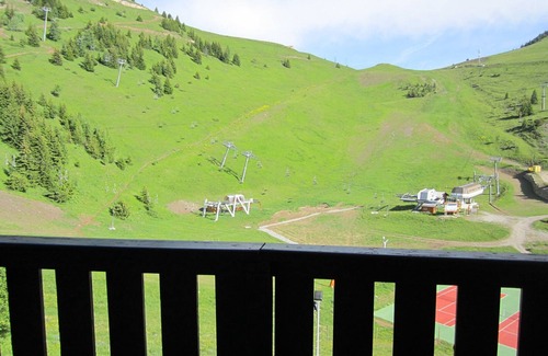 Auris Apartment | Ski-In/Ski-Out 2-Bedroom Apartment with Balcony & Stunning Views in Auris-en-Oisans
