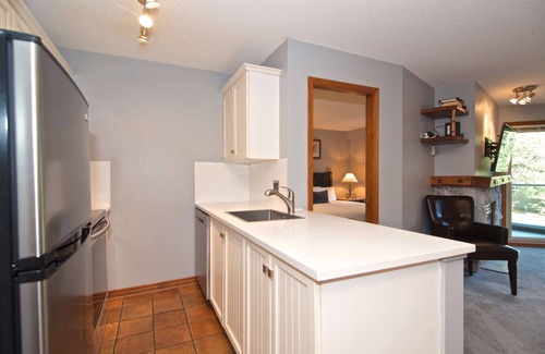 Whistler Condo | Ski in/Ski out at The Aspens with Outdoor Heated Pool + Hot tubs!