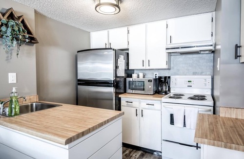 Hemlock Valley Condo | ski-in/ski-out, outdoor pool, hot tub, wood fire place, BBQ