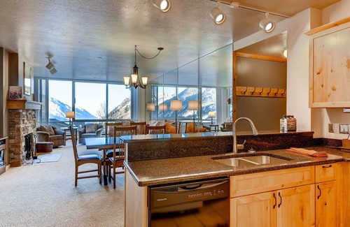 Salt Lake Mountain Resorts Condo | Ski in/Ski Out to Snowbird Ski Area in Spacious Condominium with Two Fireplaces