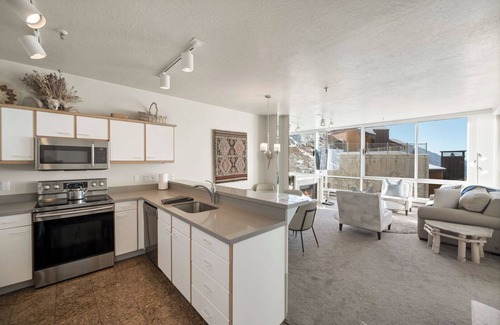 Salt Lake Mountain Resorts Condo | Ski in/Ski Out to Snowbird in this Delightful Condominium with Fireplace