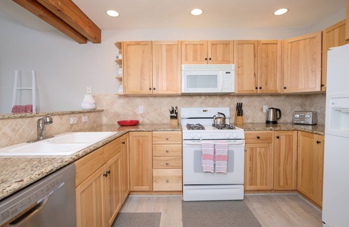 Saddle Ridge House | Ski-in/ski-out w/private hot tub & views in Moonlight Basin - Saddle Ridge - Pony Express Chalet
