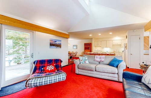 Carrabassett Valley House | Ski-in/ski-out mountainside townhouse w/fireplace, fast WiFi, washer/dryer