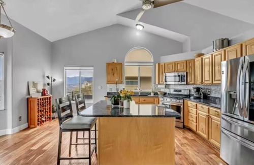 Draper House | Ski Retreat with Hot Tub & 360 Views of SLC from 5bd 4ba in Draper, 100% 5 Stars