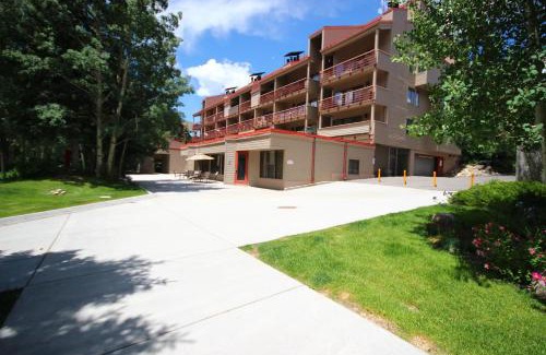 Mountain House House | Ski Run 302 by SummitCove Lodging