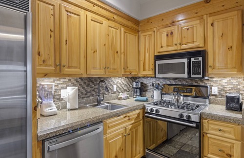 Mountain Village Condo | Ski Side Retreat: Soak, Ski, Sip