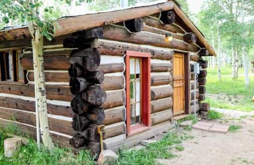 Clark Cabin | Skiers Cabin - A Cozy Historic Full Log Cabin