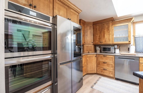 Holladay House | Skiers private retreat- sauna, fireplaces, hot tub