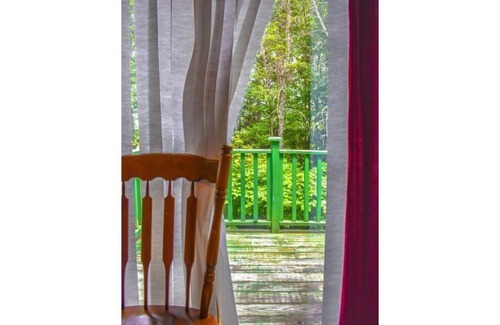 Town of Bellmont House | Skiing, golf, snowmobiling waterfront cottage for rent. Four Season.
