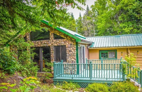 Town of Bellmont House | Skiing, golf, snowmobiling waterfront cottage for rent. Four Season.