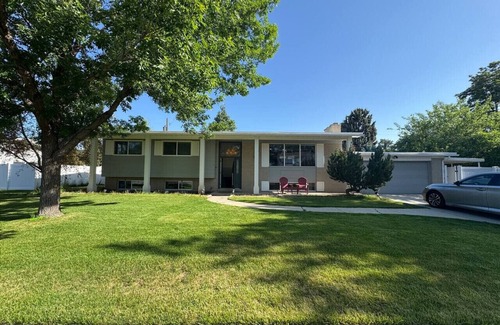 Holladay House | Skiing, Stocked Kitchen, 80" TV, Backyard, W/D