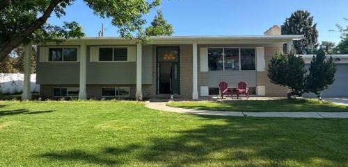Holladay House | Skiing, Stocked Kitchen, 80in TV, Backyard, WD