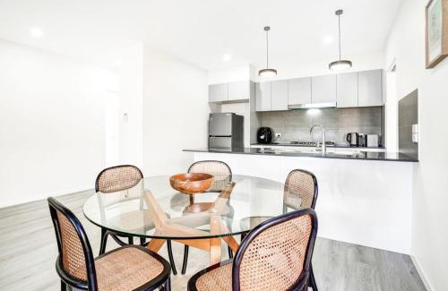 Trinity Beach House | Skippers Rest -Modern Comfort, and Beach Proximity