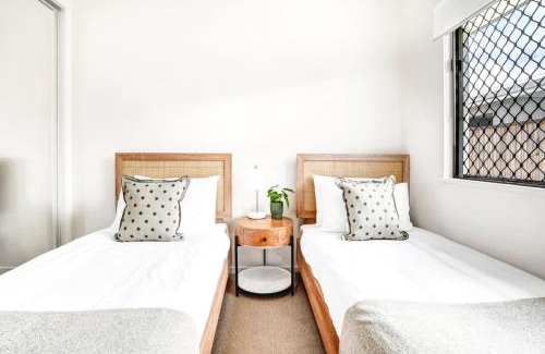 Trinity Beach House | Skippers Rest -Modern Comfort, and Beach Proximity