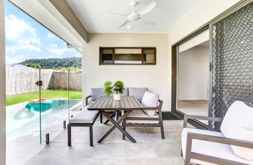 Trinity Beach House | Skippers Rest -Modern Comfort, and Beach Proximity