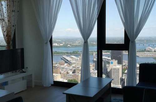 Quartier des Spectacles Apartment | Sky Bridge Spectacular