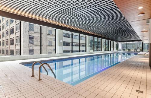 Quartier des Spectacles Apartment | Sky Bridge Spectacular