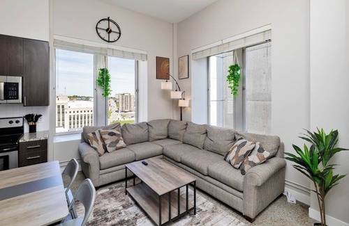 Downtown Des Moines Apartment | Sky Condo - 13th Floor 2br/1ba In Central Downtown