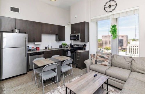 Downtown Des Moines Apartment | Sky Condo - 13th Floor 2br/1ba In Central Downtown