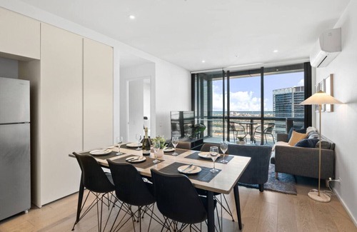 Docklands Apartment | Sky-High Docklands | Waterfront 2BR w/Gym & Pool