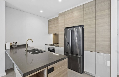 Surfers Paradise Apartment | Sky-High Suit with Ocean Views