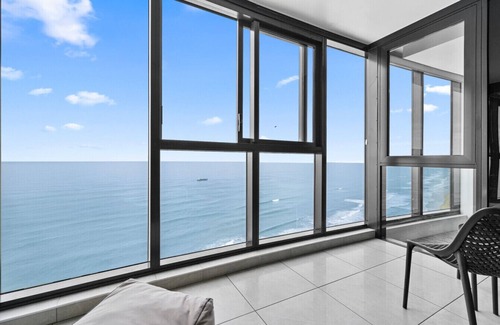 Surfers Paradise Apartment | Sky-High Suit with Ocean Views