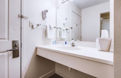 McCook Hotel | Sky-Palace Inn & Suites McCook