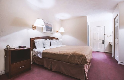 McCook Hotel | Sky-Palace Inn & Suites McCook