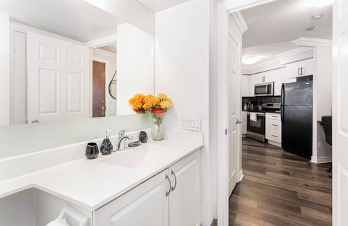 Fairview Condo | Sky Retreat | 2BR-2BA High Floor | 180° City View