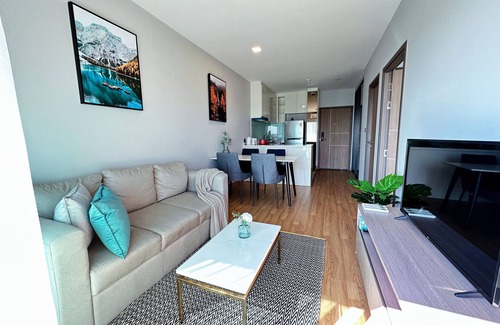 Chang Khlan Apartment | Sky River room with sunset glow of Suthep Mountain