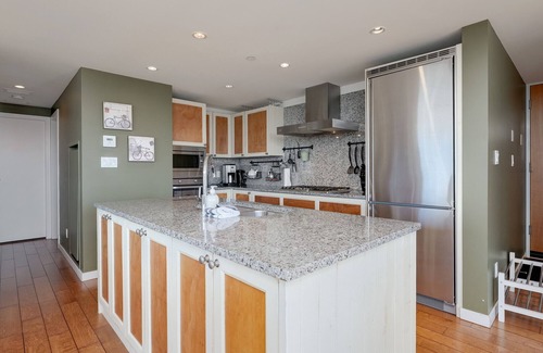Downtown Victoria Condo | Sky's the Limit - Fantastic Views From This 15th Floor Condo, AC, Pool, Hot Tub, Gym, Parking