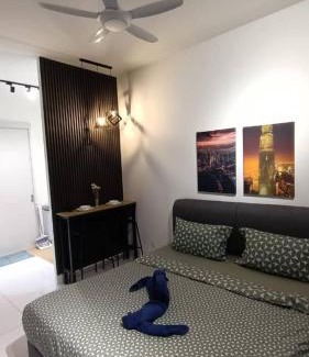 Bukit Indah Apartment | Sky Trees Bukit Indah Nflix Disney Plus Pools Balcony