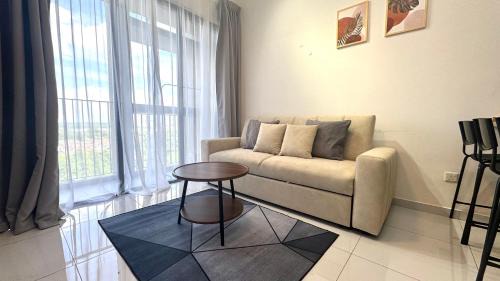 Bukit Indah Apartment | Sky Trees Bukit Indah netflix and wifi