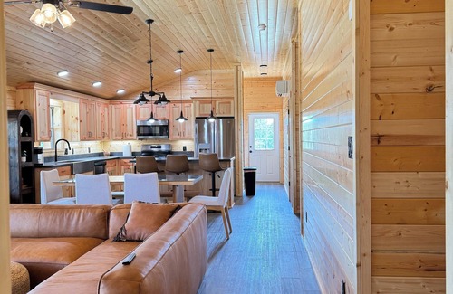 Concan House | Sky View Log Home near the Frio River