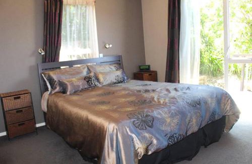 Coromandel House | Skyehaven Holiday Home - Coromandel Town
