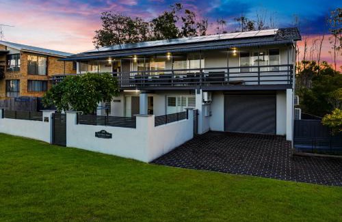 Malua Bay House | Skyes Beach House - 2 Spas, Sauna, Arcade Games