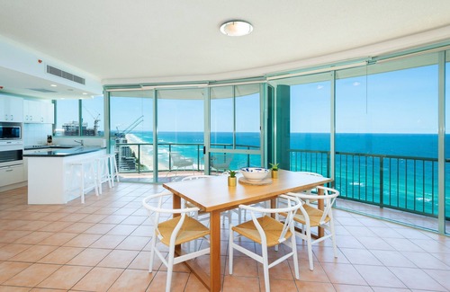 Main Beach Apartment | Skyhome Sub penthouse 3 Bedroom Ocean View