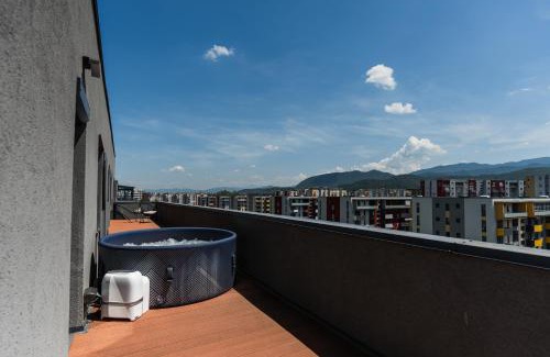 Brasov Apartment | Skylark - Melbourne Penthouse with Jacuzzi & View